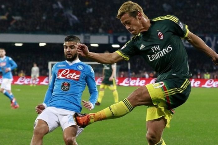 Gelandang AC Milan, Keisuke Honda (kanan), beraksi dalam laga lanjutan Serie A kontra Napoli di Stad