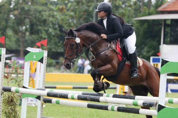 Atlet equestrian kelas Jumping, Dwi Putri Shintahapsari (APM Equestrian).