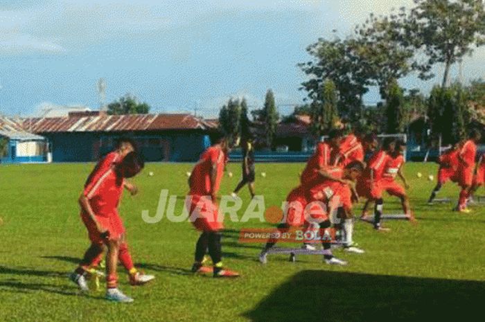 Suasana latihan Persipura di lapangan PSTS Tabing Padang, Rabu (25/04/2017) pagi.