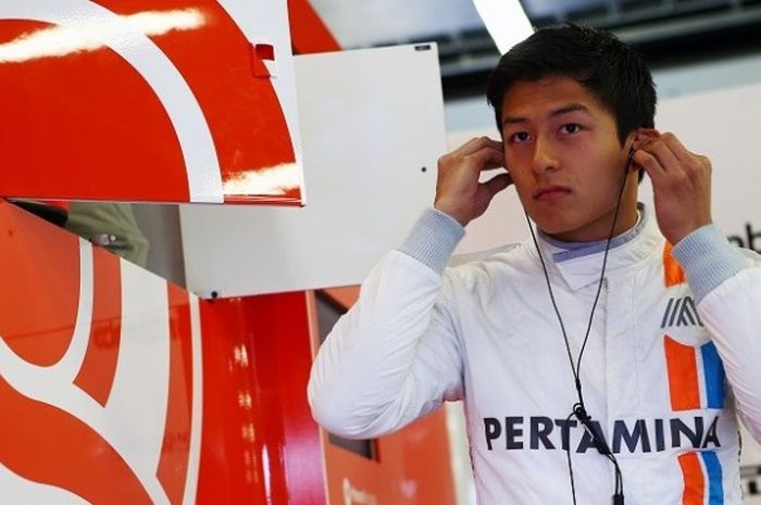 Pebalap Manor Racing asal Indonesia, Rio Haryanto, sedang bersiap di pit menjelang sesi latihan bebas pertama GP Inggris di Sirkuit Silverstone, Jumat (8/7/2016).