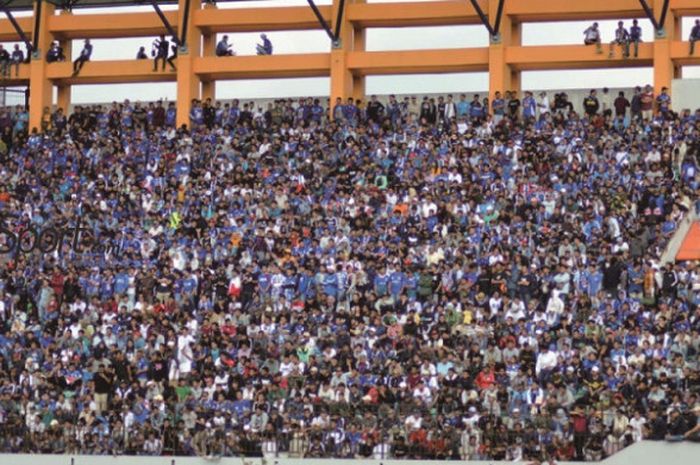  Suporter PSIS Semarang, Panser Biru, saat memberikan dukungannya kepada Laskar Mahesa Jenar di Stadion Moch. Soebroto, Kota Magelang.