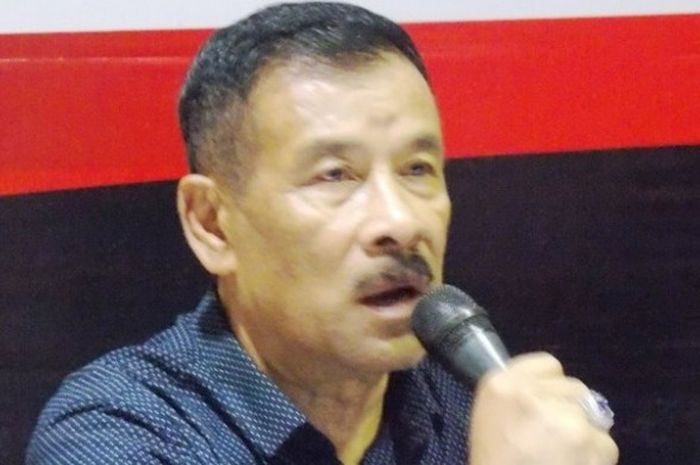 Manajer Persib Bandung, Umuh Muhtar, saat berbicara dalam jumpa pers.