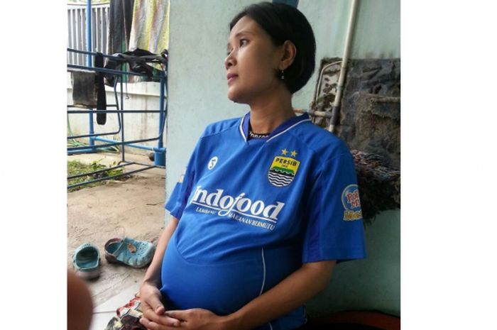 Ibu Agnes, Ibu Muda yang sednag hamil tua ngidam jersey Ahmad Jufriyanto