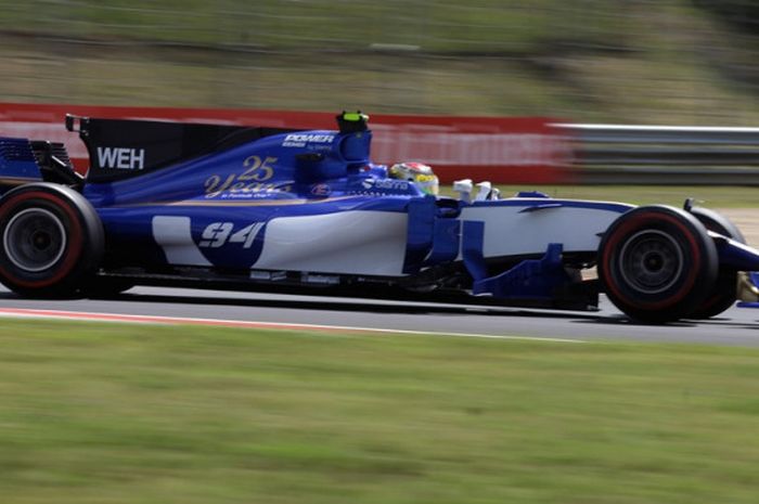 Pebalap Sauber asal Jerman, Pascal Wehrlein, memacu mobilnya pada sesi latihan GP Hungaria di Hungaroring, Budapest, Jumat (28/7/2017).