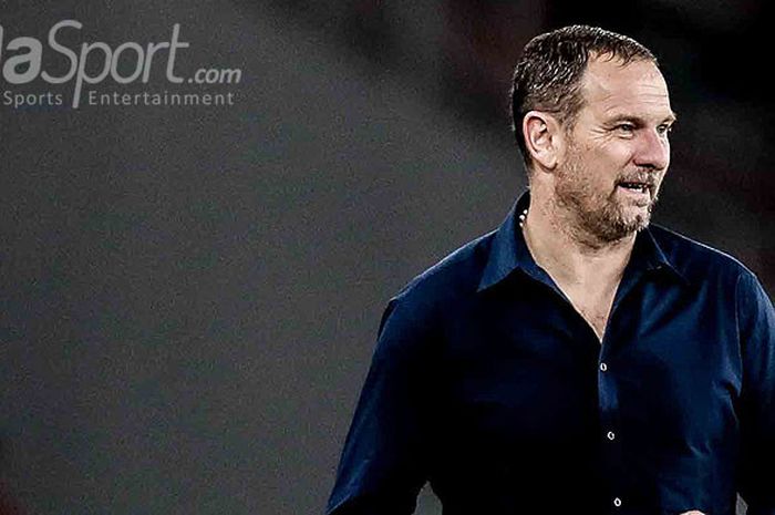 Pelatih Bek Borneo FC, Dejan Antonic, mengamati jalannya laga saat timnya melawan Persija Jakarta dalam laga pekan keempat Liga 1 2018 di Stadion Utama Gelora Bung Karno, Sabtu (14/4/2018).