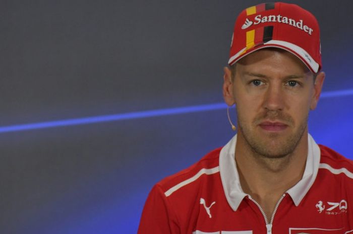 Pebalap Ferrari asal Jerman, Sebastian Vettel, menghadiri sesi konferensi pers menjelang GP Abu Dhabi di Sirkuit Yas Marina, Kamis (23/11/2017).