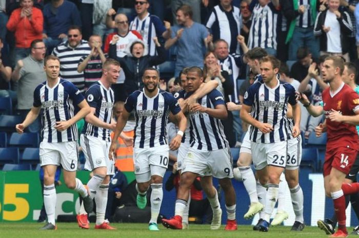  Para pemain West Bromwich Albion merayakan gol Jose Salomon Rondon (tengah) ke gawang Liverpool dalam partai Liga Inggris di Stadion The Hawthorns, West Bromwich, 21 April 2018. 