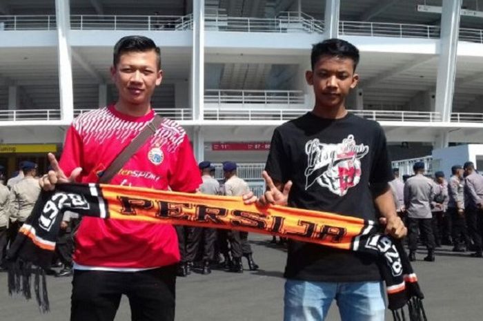 The Jakmania asal Pandeglang, Nazriel (kiri) dan Fezi saat ditemui di SUGBK jelang pertandingan kontra Johor Darul Ta'zim, Selasa (10/4/2018). 
