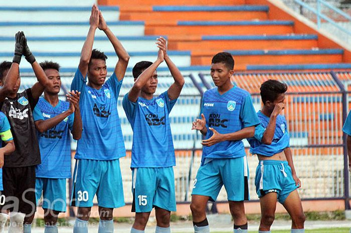 Skuat Lamongan FC membalas sambutan pendukungnya usai menjalani pertandingan terakhir putaran pertama Grup B Liga 3 Jawa Timur di Stadion Surajaya Lamongan, Rabu (18/4/2018).