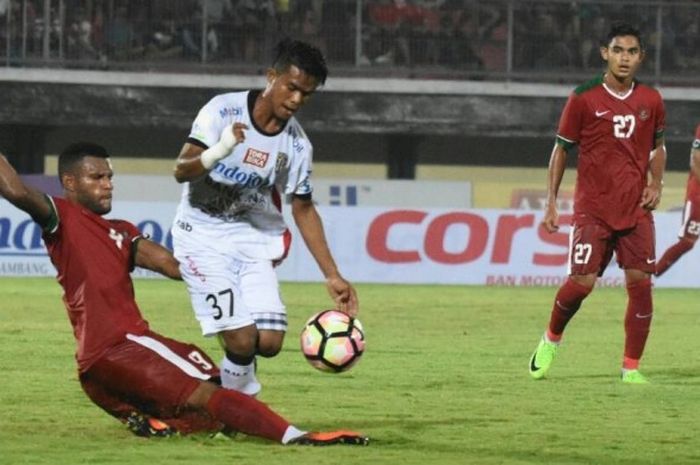Striker timnas U-22 Indonesia, Marinus Maryanto, coba merebut bola dari pemain sayap Bali United, Syamsul Pellu, pada pertandingan uji coba di Stadion Kapten I Wayan Dipta, Gianyar, Jumat (26/5/2017).