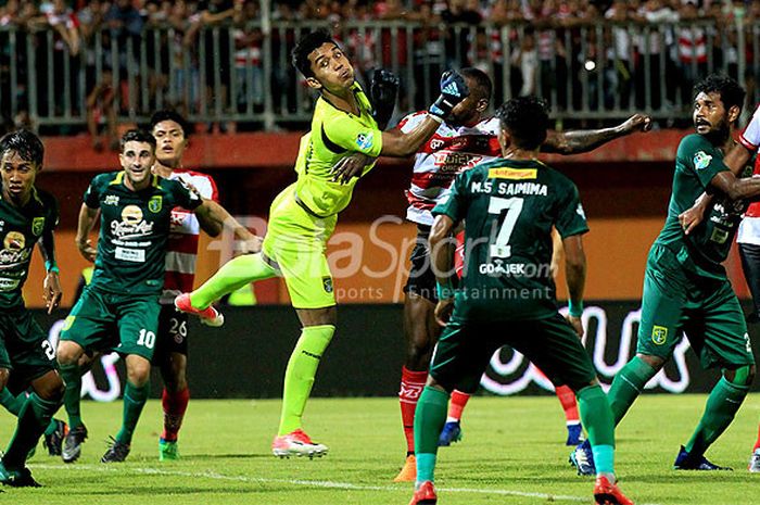 Pemain Persebaya Surabaya (hijau) berduel dengan pemain Madura United pada pekan ke-10 Liga 1 2018 di Stadion Gelora Ratu Pamellingan Pamekasan, Jawa Timur, Jumat (25/05/2018) malam.