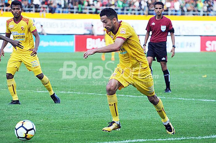 Pemain Sriwijaya FC, Manuchekhr Dzhalilov mencoba melewati pemain Persipura dalam laga lanjutan Liga 1 2018 di Stadion Jakabaring, Palembang, Sabtu (14/4/2018).