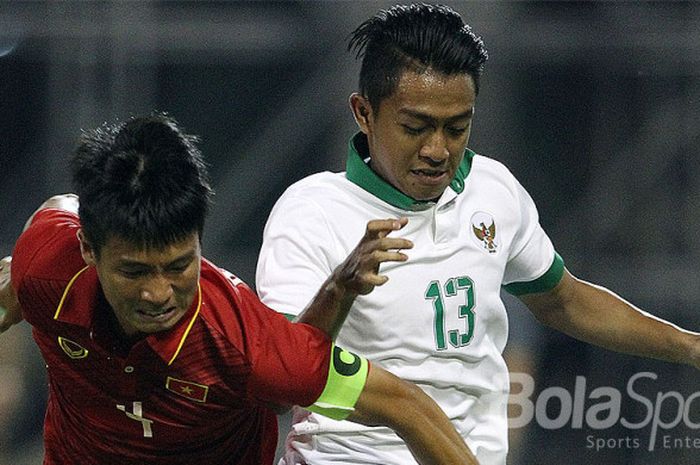 Pemain Timnas U-22 Febri Hariyadi (kanan) sedang berduel dengan pemain Vietnam dalam pertandingan SEA Games 2017.