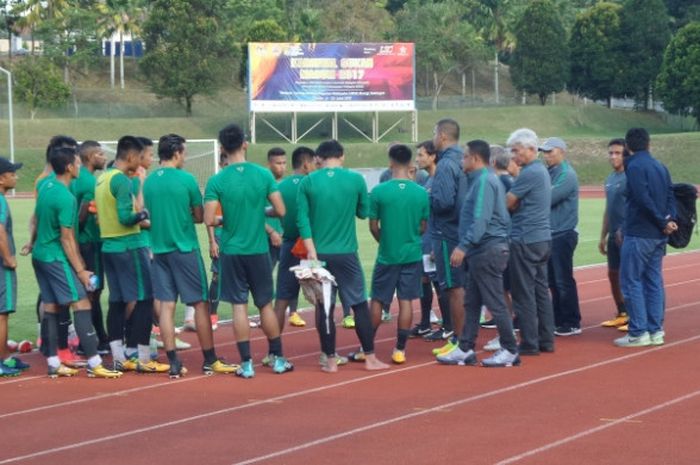 Para pemain timnas U-22 Indonesia sesi penutupan seusai menjalani latihan sesi sore di Stadion UKM, Bangi, Selangor, Senin (14/8/2017). 
