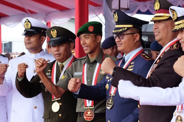 Agus Prayogo (keempat kiri), mendapatkan  Tanda Penghargaan Dharma Pertahanan dari Menteri Pertahanan Republik Indonesia Ryamizard Ryacudu di dermaga Muara Jati, Cirebon, Rabu (13/12/2017).