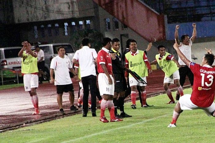 Bek Persija, Gunawan Dwi Cahyo (13), melakukan selebrasi usai mencetak gol ke gawang Perseru Serui dalam laga lanjutan Torabika Soccer Championship di Stadion Manahan, Solo, Minggu (2/10/2016).