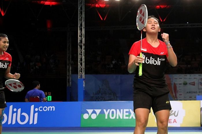 Pasangan ganda putri Indonesia, Jauza Fadhila Sugiarto/Ribka Sugiarto, melakukan selebrasi setelah memenangi laga atas  pasangan Taiwan, Li Zi Qing/Teng Chun Hsun, 21-15, 21-19 pada laga babak perempat final Kejuaraan Dunia Junior 2017 yang berlangsung di GOR Among Rogo, Yogyakarta, Jumat (20/10/2017).