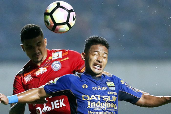   Aksi gelandang belia Persib Bandung, Gian Zola, saat tampil melawan Arema FC dalam laga pembukaan 