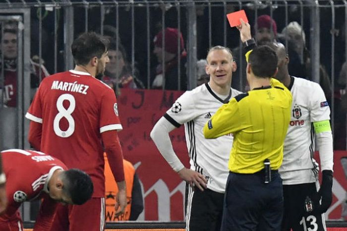 Bek Besiktas, Domagoj Vida (ketiga dari kanan), menerima kartu merah pada laga leg pertama babak 16 Besar Liga Champions melawan FC Bayern Muenchen di Stadion Allianz Arena, Muenchen, Jerman, Selasa (20/2/2018).