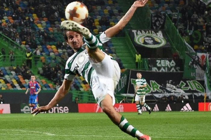 Bek kiri Sporting CP, Fabio Coentrao, menghalau bola dengan sepakan akrobatik di laga melawan Viktoria Plzen di Stadion Alvalade pada 8 Maret 2017.