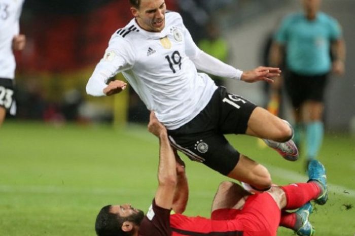 Gelandang timnas Jerman, Leon Goretzka, diganjal pemain Azerbaijan pada pertandingan kualifikasi Piala Dunia 2018 di Stadion Fritz Walter, Minggu (8/10/2017) atau Senin dini hari WIB. 