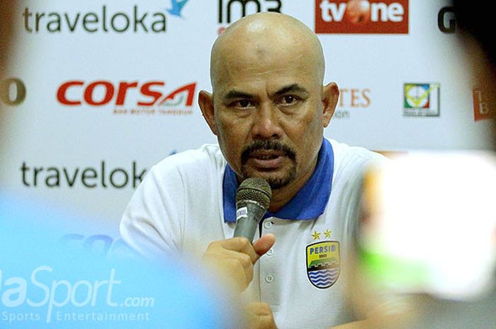 Pelatih caretaker Persib Bandung, Herrie Setyawan, menjawab pertanyaan wartawan dalam konfrensi pers usai melawan Arema FC dalam laga pekan ke-19 Liga 1 di Stadion Kanjuruhan Malang, Jawa Timur, Sabtu (12/08/2017) malam.