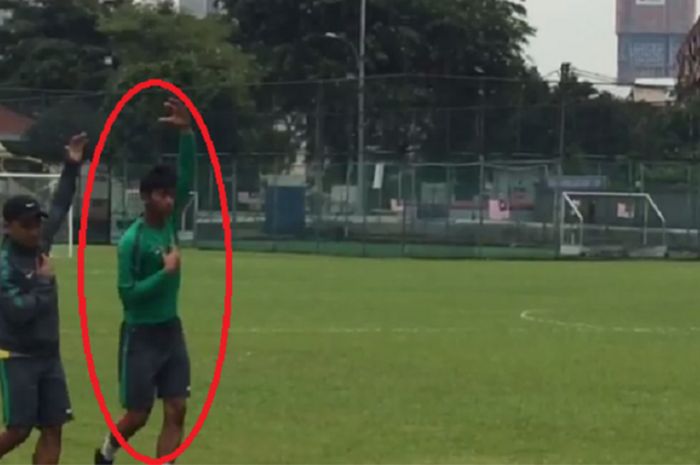 Satria Tama lakukan latihan pagi di Lapangan Kelab Aman, Lorong Damai, Kuala Lumpur.