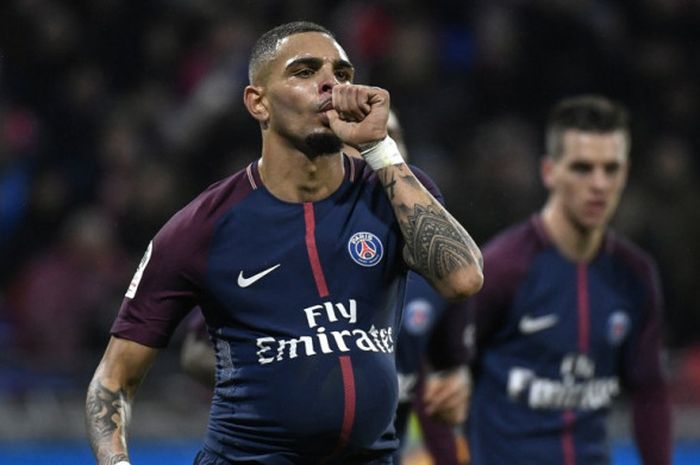 Bek Paris Saint-Germain, Layvin Kurzawa, merayakan gol yang dia cetak ke gawang Olympique Lyon dalam laga Liga Prancis di Stadion Groupama, Lyon, pada 21 Januari 2018.