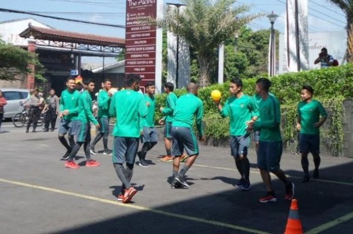 Bek kiri timnas Indonesia, Beny Wahyudi memegang bola plastik berwarna kuning dalam sesi latihan jaga kondisi di halaman Hotel Alana, Solo, Selasa (6/9/2016) pagi. 