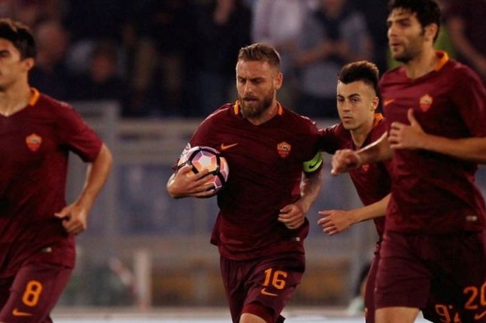 Gelandang AS Roma, Daniele De Rossi (tengah) merayakan golnya ke gawang Juventus pada laga Liga Italia di Stadio Olimpico, Roma, Minggu (14/5/2017).