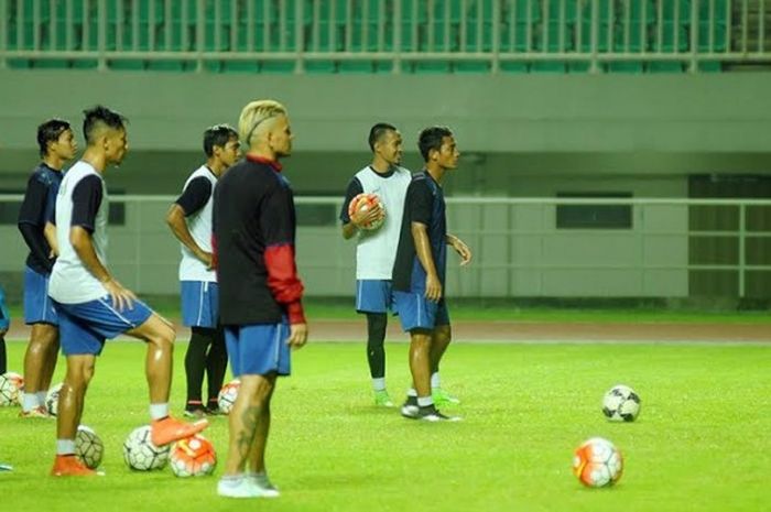 Para pemain Arema FC dalam sesi uji lapangan Stadion Pakansari, Cibinong, Kab Bogor pada Jumat (10/3/2017) malam. 