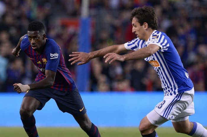 Ousmane Dembele berduel dengan Mikel Oyarzabal saat laga antara Barcelona Vs Real Sociedad di Camp Nou, Minggu (20/5/2018) atau Senin dini hari WIB. 