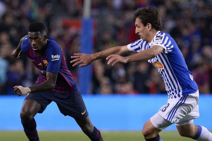 Penyerang Barcelona, Ousmane Dembele (kiri), saat berduel dengan pemain Real Sociedad, Mikel Oyarzabal, dalam laga Liga Spanyol 2017-2018 di Stadion Camp Nou, Barcelona, Spanyol, pada Minggu (20/5/2018) atau Senin dini hari WIB. 