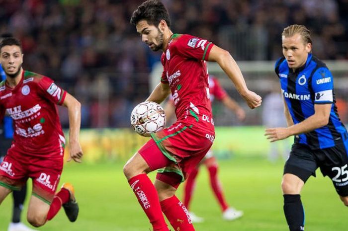  Bek sayap Zulte Waregem, Sandy Walsh tengah membawa bola. 