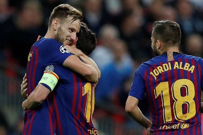 Gelandang FC Barcelona, Ivan Rakitic (kiri), merayakan gol yang dicetak dengan memeluk Lionel Messi 