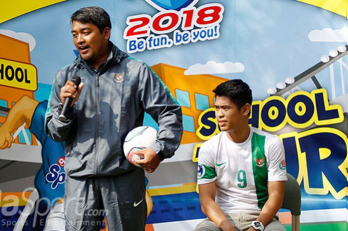 Pelatih fisik timnas U-16, Sansan Susanpur (kiri), bersama eks pemain tim nasional U-19, Dinan Yahdian Javier, memberikan klinik pelatihan dalam acara  school tour ke SDIT Bina Anak Sholeh (Bias), Giwangan, Yogyakarta, pada Jumat (20/4/2018).