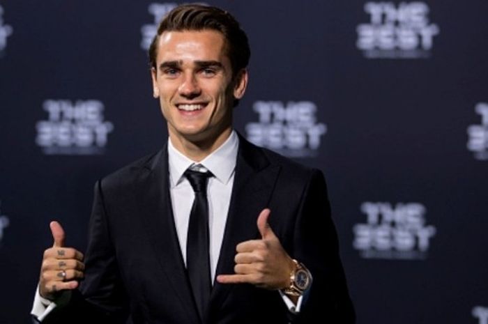 Striker Atletico Madrid, Antoine Griezmann, berpose kepada para fotografer di sela-sela acara FIFA Football Awards 2016 di Zurich, Swiss, pada 9 Januari 2017.