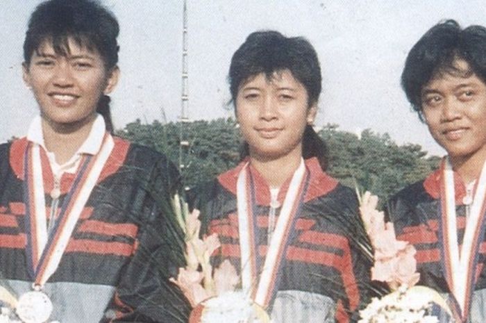Trio Srikandi Indonesia pemenang medali perak di nomor  panahan beregu putri,  Nurfitriyana Saiman, Lilies Handayani, dan Kusuma Wardhani (dari kiri ke kanan), saat menerima medali di Olimpiade Seoul 1988.
