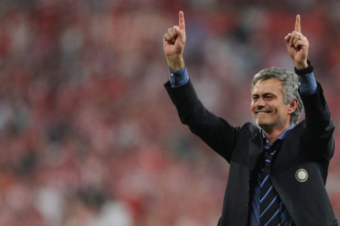  Jose Mourinho merayakan kesuksesan Inter Milan menjuarai Liga Champions 2009-2010. 
