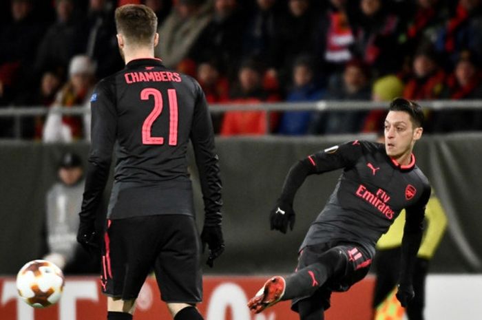 Aksi gelandang Arsenal, Mesut Oezil, pada laga leg pertama babak 32 besar Liga Europa melawan Ostersunds FK di Jamtkraft Arena, Kamis (15/2/2018) waktu setempat.
