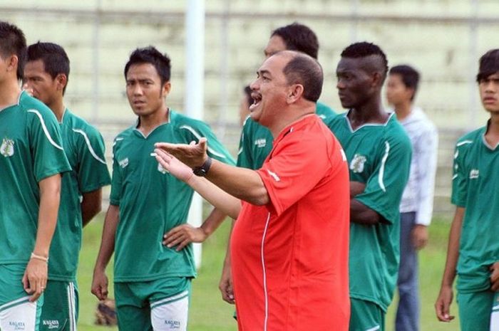 Pakar sepak bola Malaysia, Raja Isa, sewaktu menjadi pelatih PSMS Medan di ISL musim 2011.