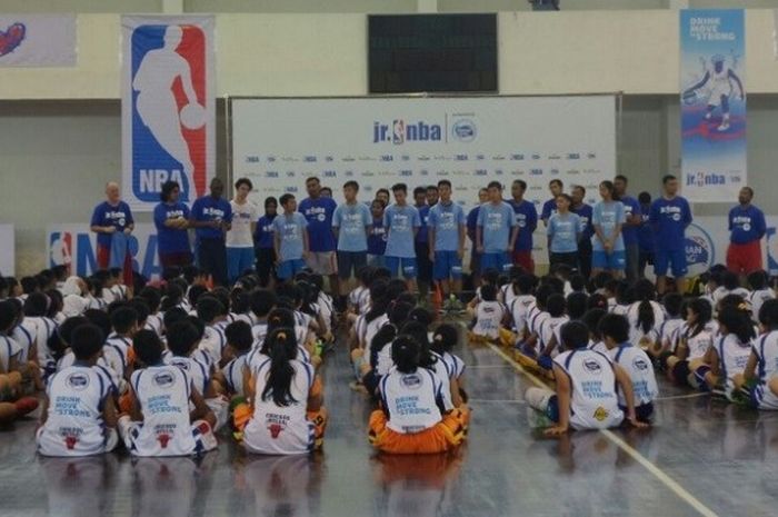 Para peserta cluster clinic Jr NBA Indonesia mendengarkan arahan dari tim pelatih pada sesi latihan siang di Intan Permata Hati (IPH) School, Surabaya, Jawa Timur, Sabtu (25/2/2017).