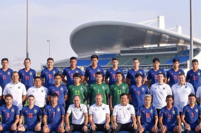 Para pemain, pelatih, dan staf timnas Thailand berpose bersama.