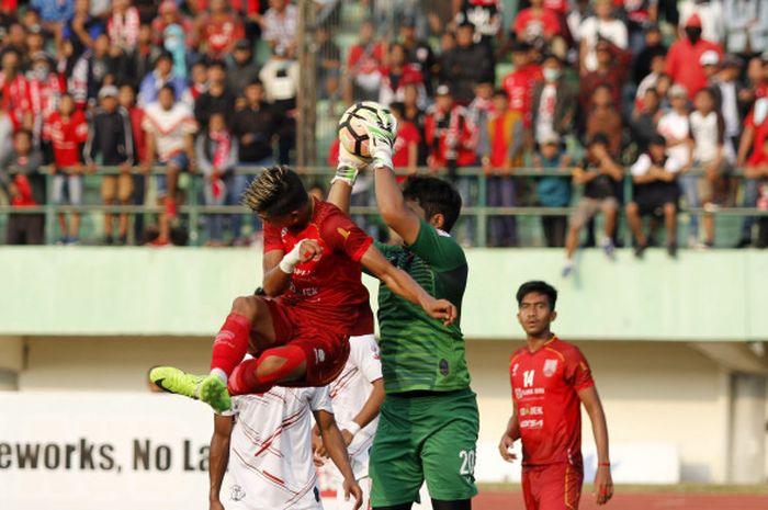 Persis Rudiyana (merah) vs Persipur Purwodadi kiper Randy Arjih di Stadion Manahan, Solo, Minggu (13/8/2017).