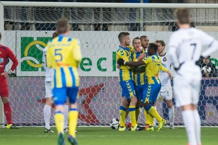 Para pemain RKC Waalwijk berangkulan setelah membobol gawang SC Telstar yang dikawal kiper Wesley Zonneveld (kiri) pada laga Eerste Divisie di Stadion Rabobank Ijmond, Jumat (13/1/2017). 