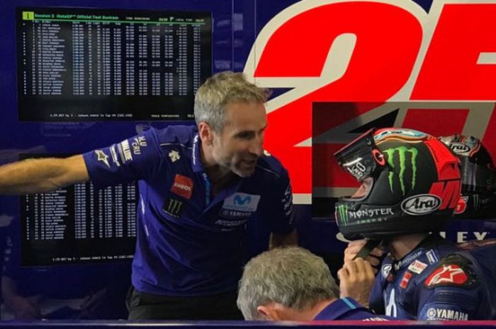  Pebalap tim Movistar Yamaha, Maverick Vinales, berdiskusi dengan kru tim pada tes pramusim MotoGP di Sirkuit Buriram, Thailand, Minggu (18/2/2018). 