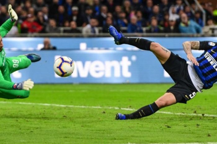 Mauro Icardi (kanan) mencoba menjebol gawang kiper Gianluigi Donnarumma dalam partai Liga Italia antara Inter Milan vs AC Milan di Giuseppe Meazza, 21Oktober 2018.