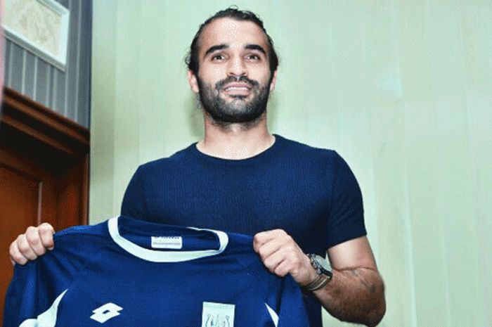 Jose Coelho membawa Jersey Persela Lamongan, Senin (10/4) di Pendopo Pemkab Lamongan usai menandatangani kontrak selama satu musim.