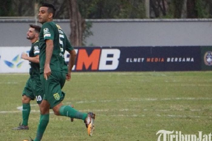 Otavio Dutra kenakan celana terbalik saat Persebaya hadapi PSBI Blitar pada Minggu (3/8/2018) 