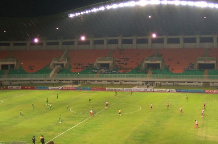 Suasana pertandingan PS TNI Vs Madura United pada pekan ke-24 Liga 1, di Stadion Pakansari, Bogor, Senin (18/9/2017).